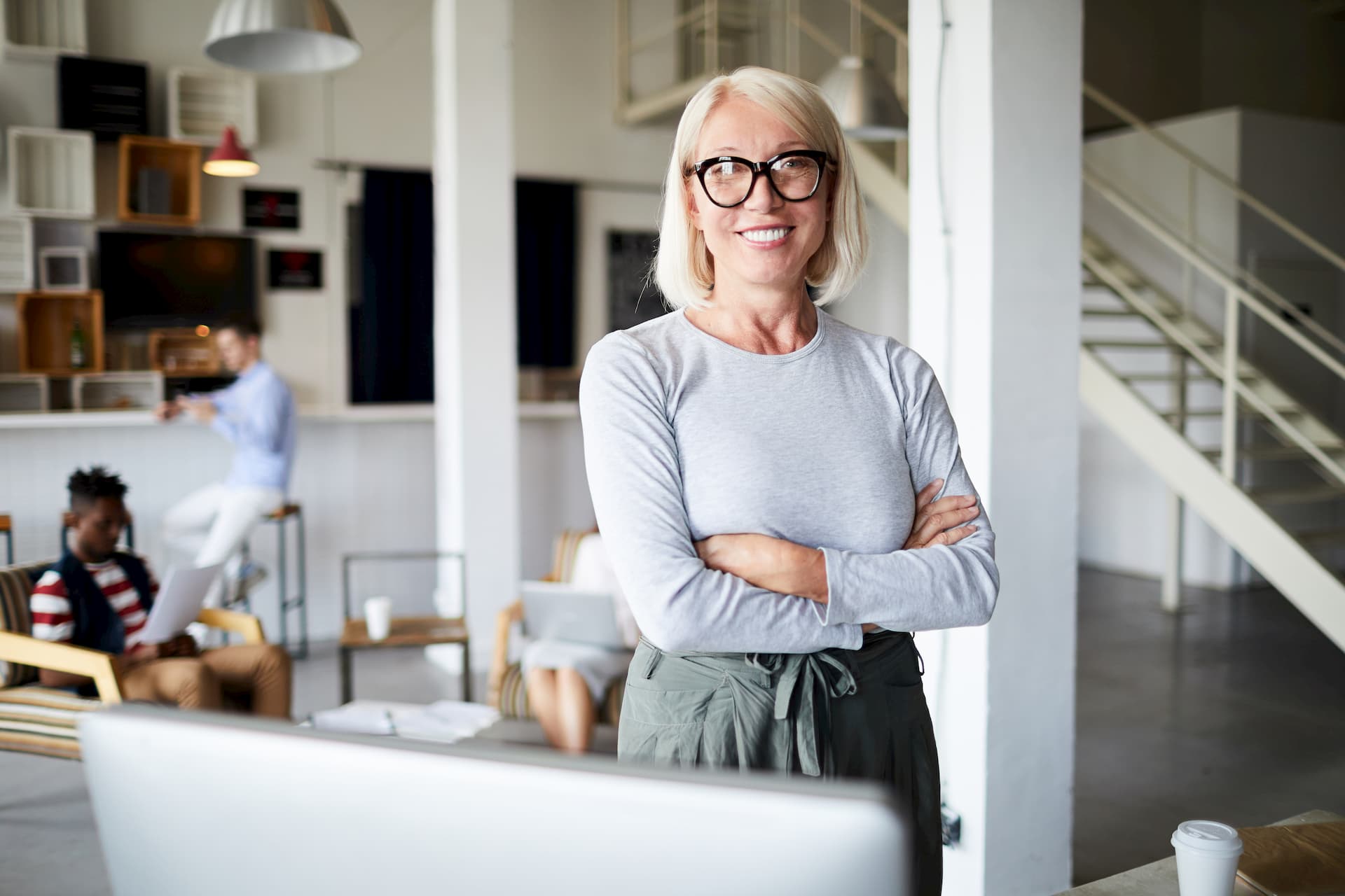 Femme debout bras croisés lunette