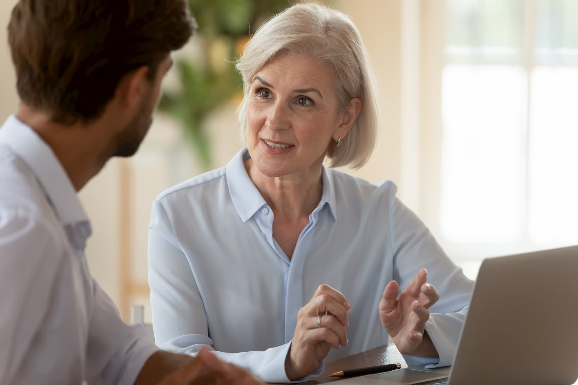 femme explique homme travail