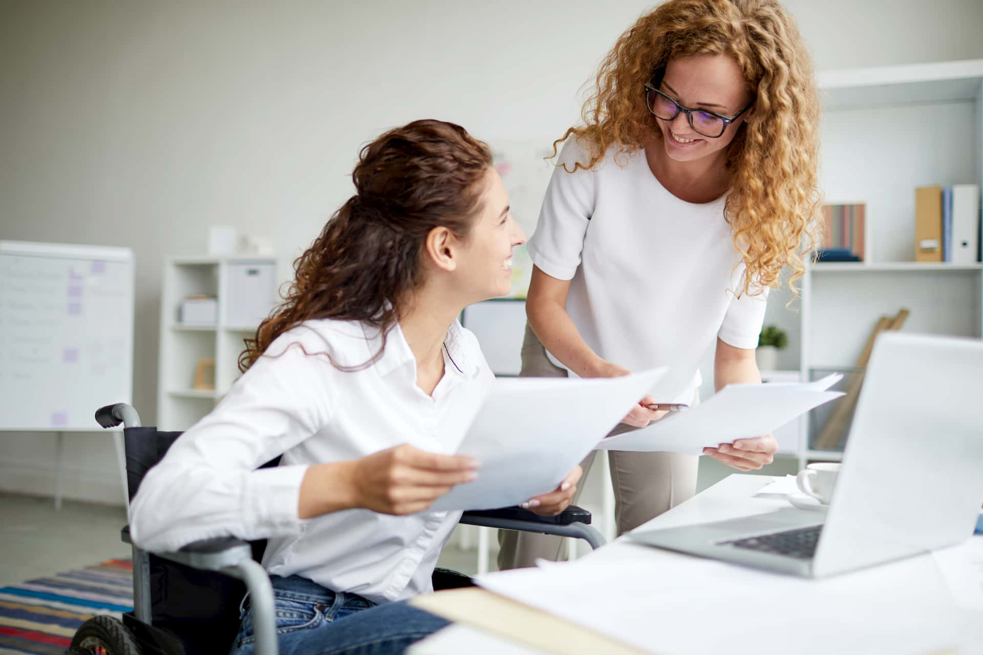 femme handicapée souriante bureau