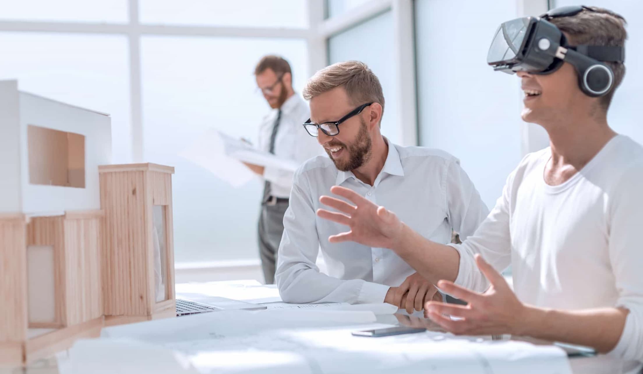 Homme casque réalité virtuelle